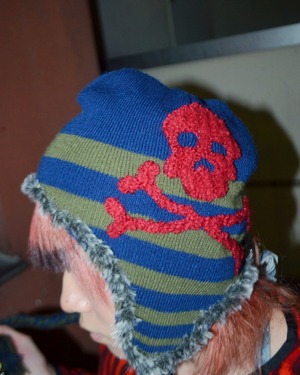 skull/cross knit cap