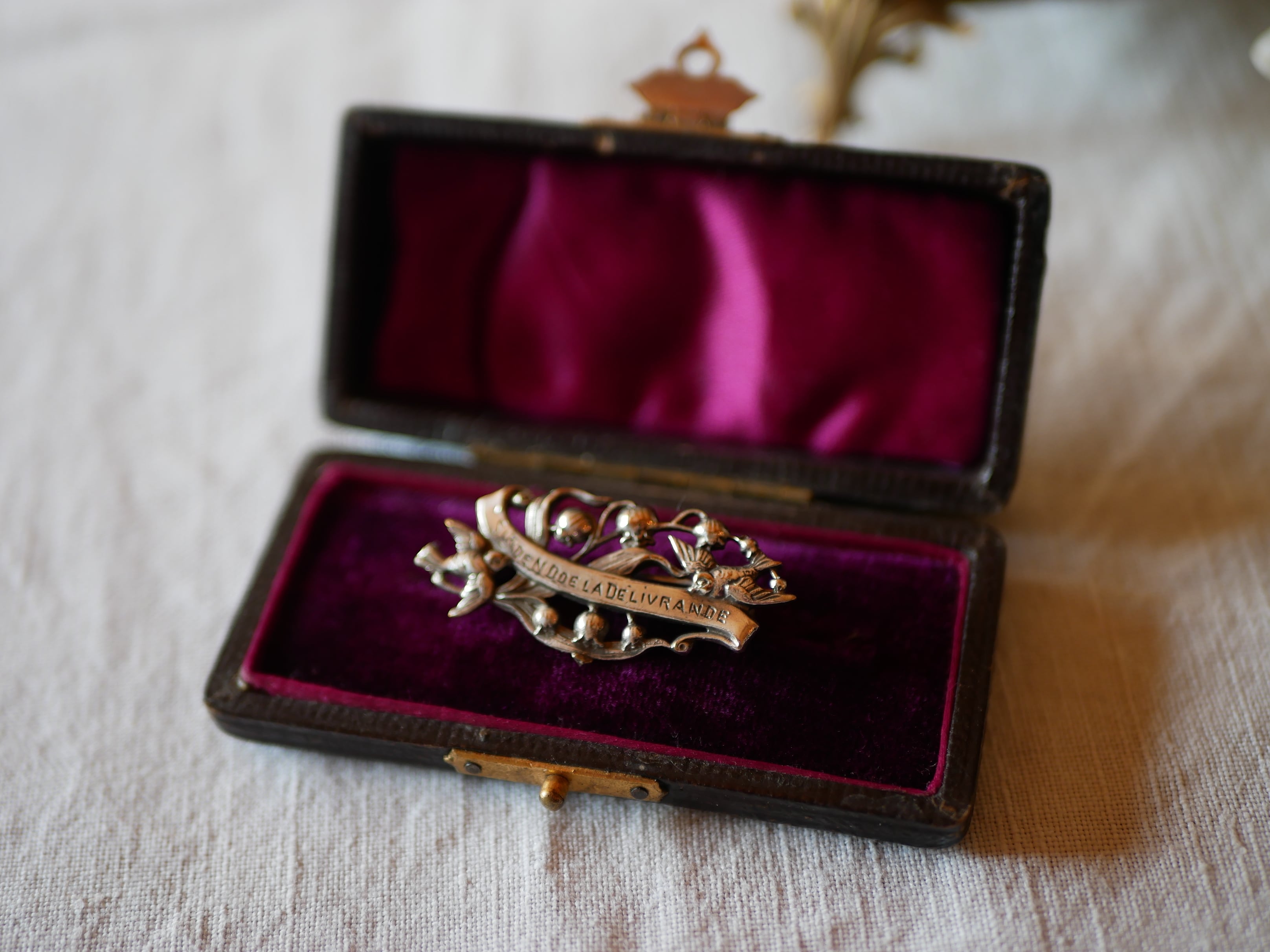 ☆燕と鈴蘭 アンティークブローチ ツバメ すずらん フランス