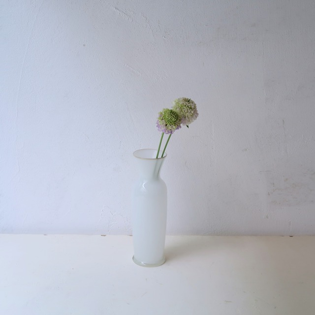 透けるようなホワイトの花瓶