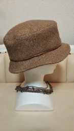 ベージュのヘリンボーンツイードのエレガントなクイーンハット ハンドメイド