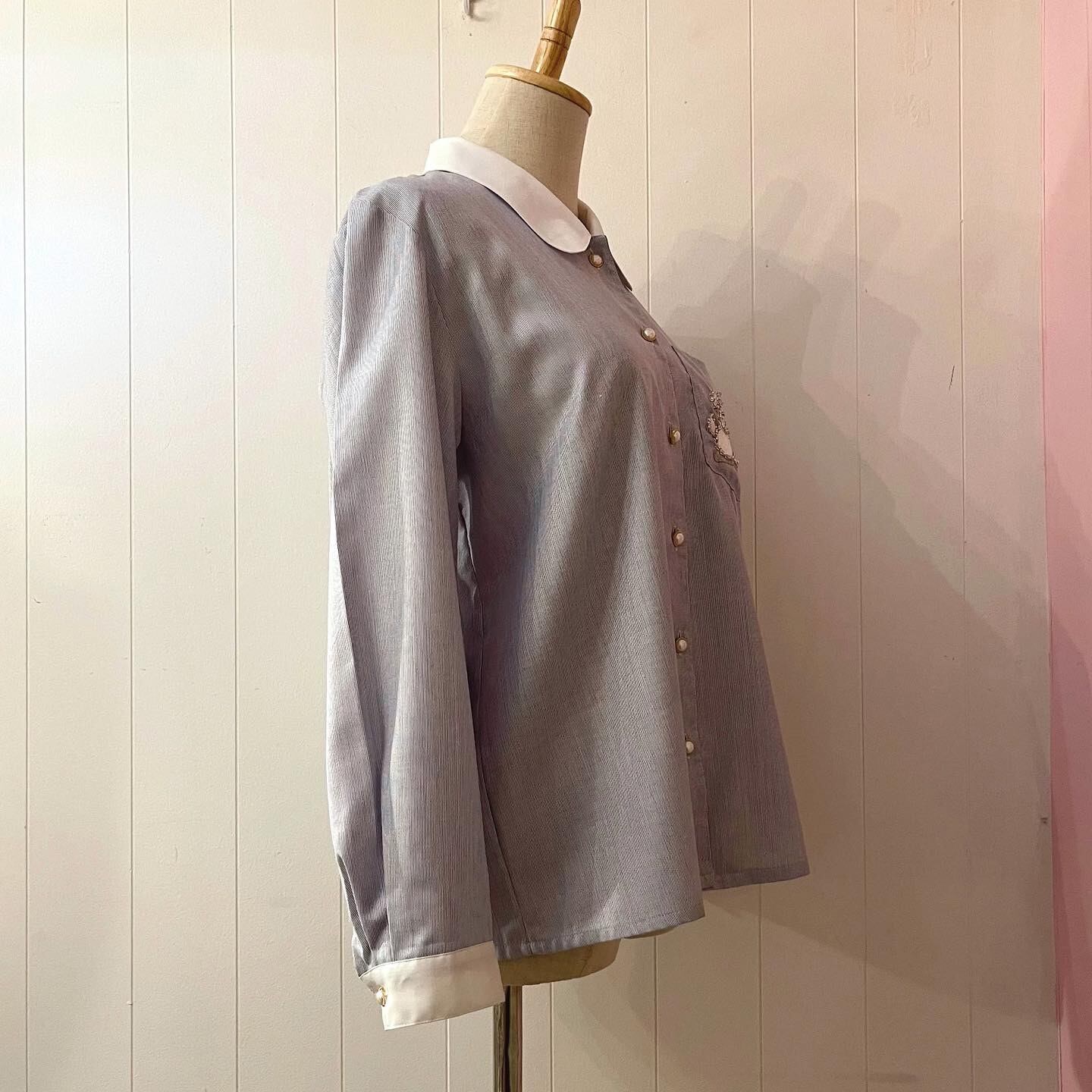 beads dogs pocket white collar shirt