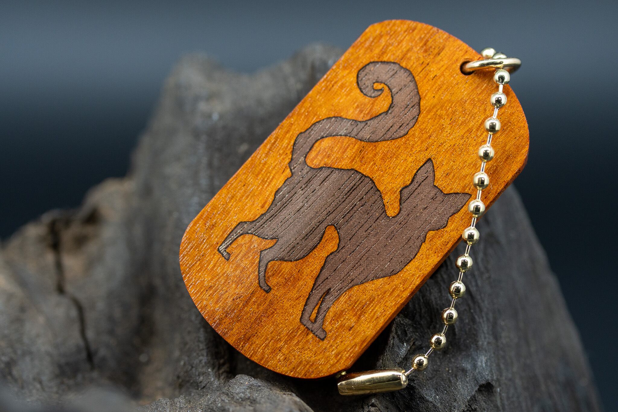 【染色と音楽の源】フェルナンブーコ ドッグタグ 象嵌 探る視線