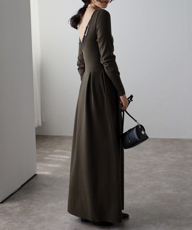 バックオープンニットワンピース