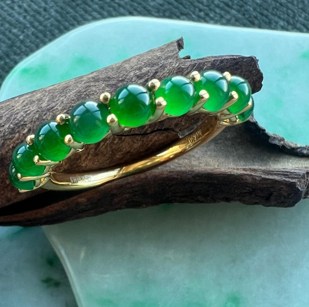 緑色の石の装飾リング 5g 3.5mm Jade Gold Ring AMU | Victorian Box