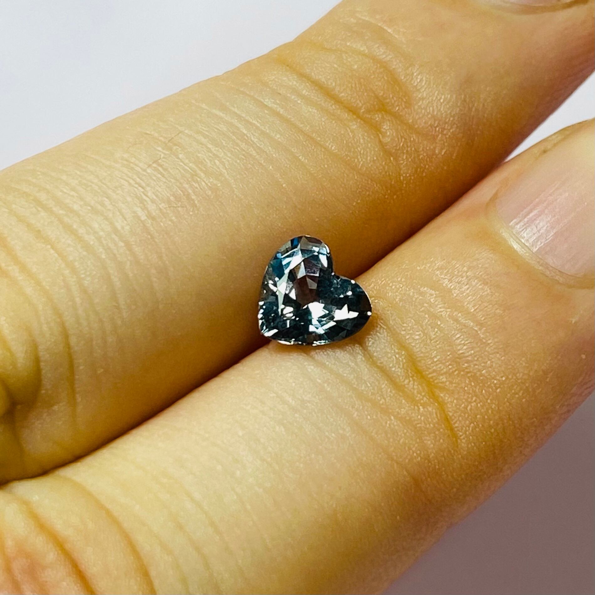 クールなグレイスピネルハート