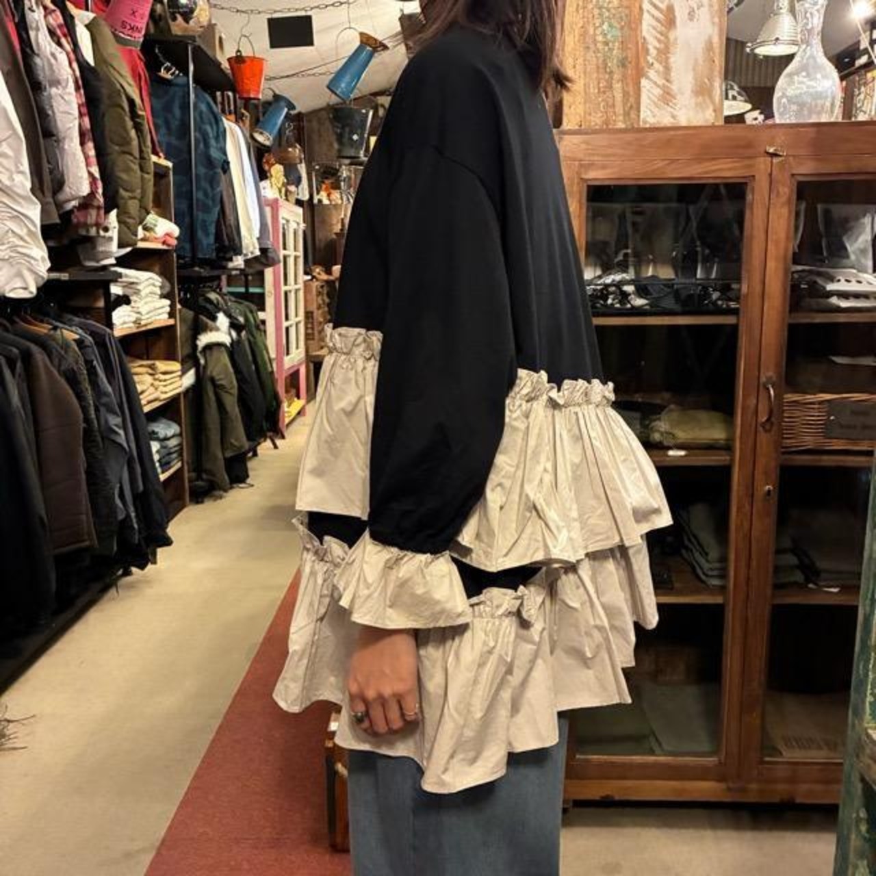 UNIVERSAL SEVEN Classic Jersey Two-Color Asymmetrical Frill Pullover in Black and Greige with White Cut and Sew Blouse