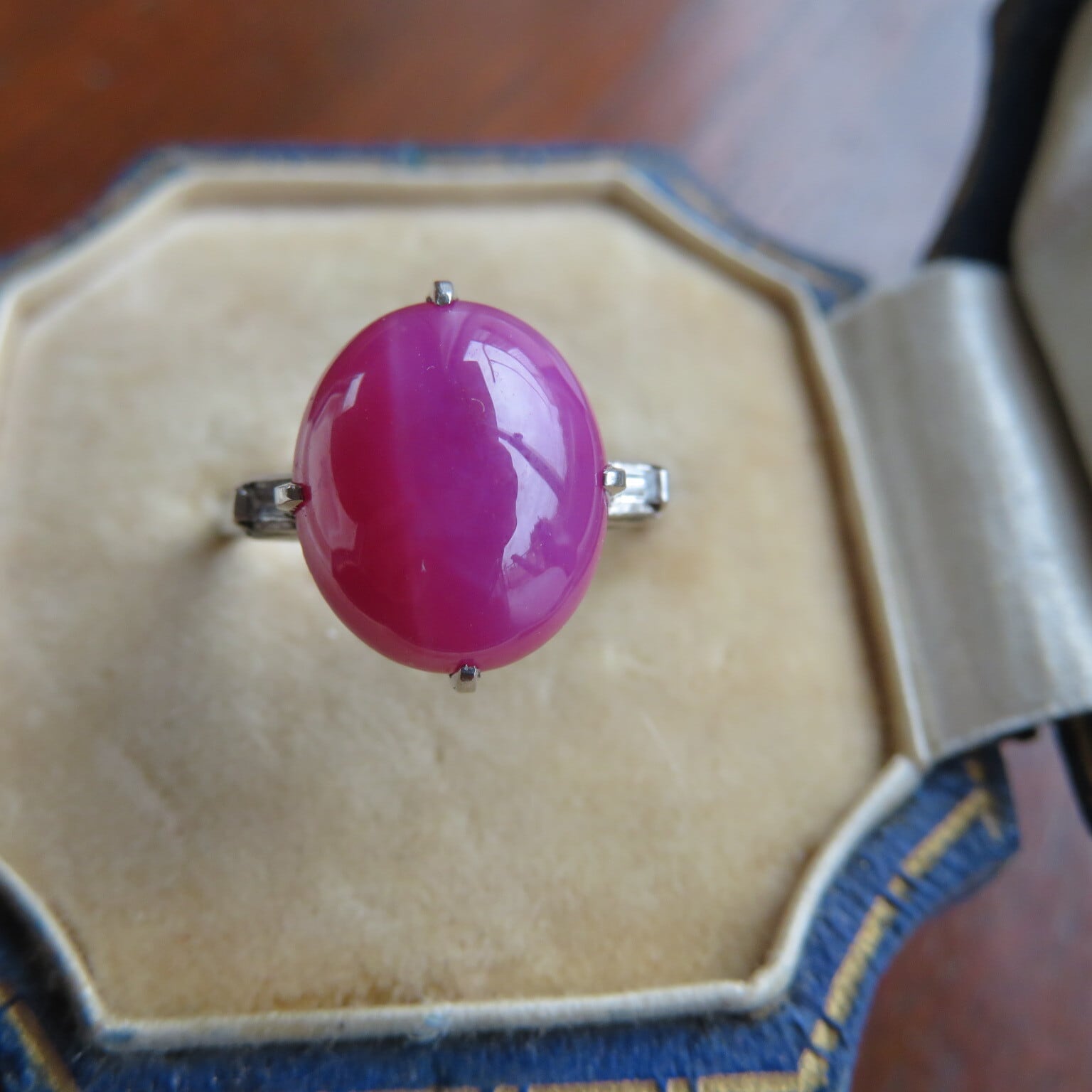 ヴィンテージ　千本透かしプラチナに合成スタールビーのリング