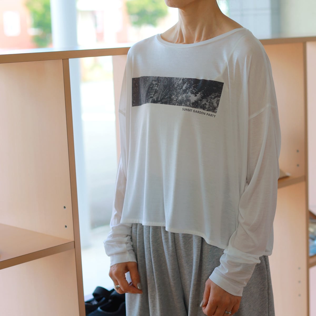 Priority / プライオリティ セミシアーフォトTシャツ | 前後差丈で今どきバランス◎手洗いできる旬顔カットソー