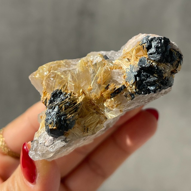 ブラジル・バイーア州ノーヴォ・オリゾンテ産【ルチルクォーツ（金針水晶）】② 鉱物 天然石 パワーストーン