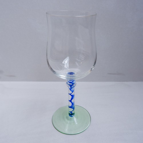 青い螺旋のワイングラス