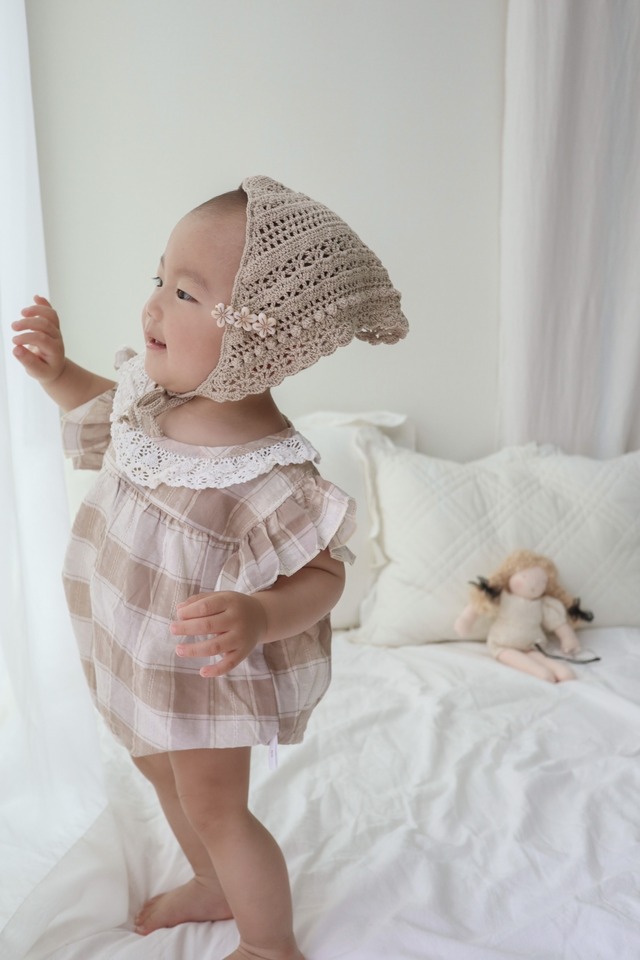 【取寄】さりげないレースとフリルが上品なチェックロンパース