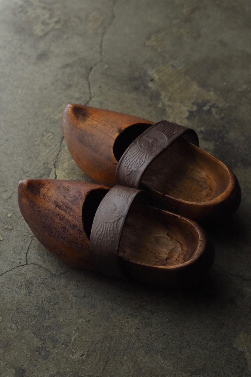 ストラップ木靴-antique pair wood shoes | PAY ID
