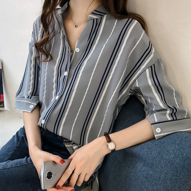 トップス シャツ 白シャツ 袖あり 5分袖 五分袖 7分袖 七分袖 Vネック ストレート 前開き かわいい 大人可愛い きれいめ シンプル カジュアル 大人 上品 おしゃれ お洒落 かっこいい レトロ 大人女子 こなれ感 ラフ メンズライク ボーイッシュ クール セクシー モダン 柄 ストライプ 春 夏 秋 10代 20代 30代 40代 50代 学生 通学 デート お出かけ 公園デビュー 女子会 休日 着回し 普段使い 重ね着 韓国 韓国系 オルチャン ファッション コーデ 定番 大きいサイズ