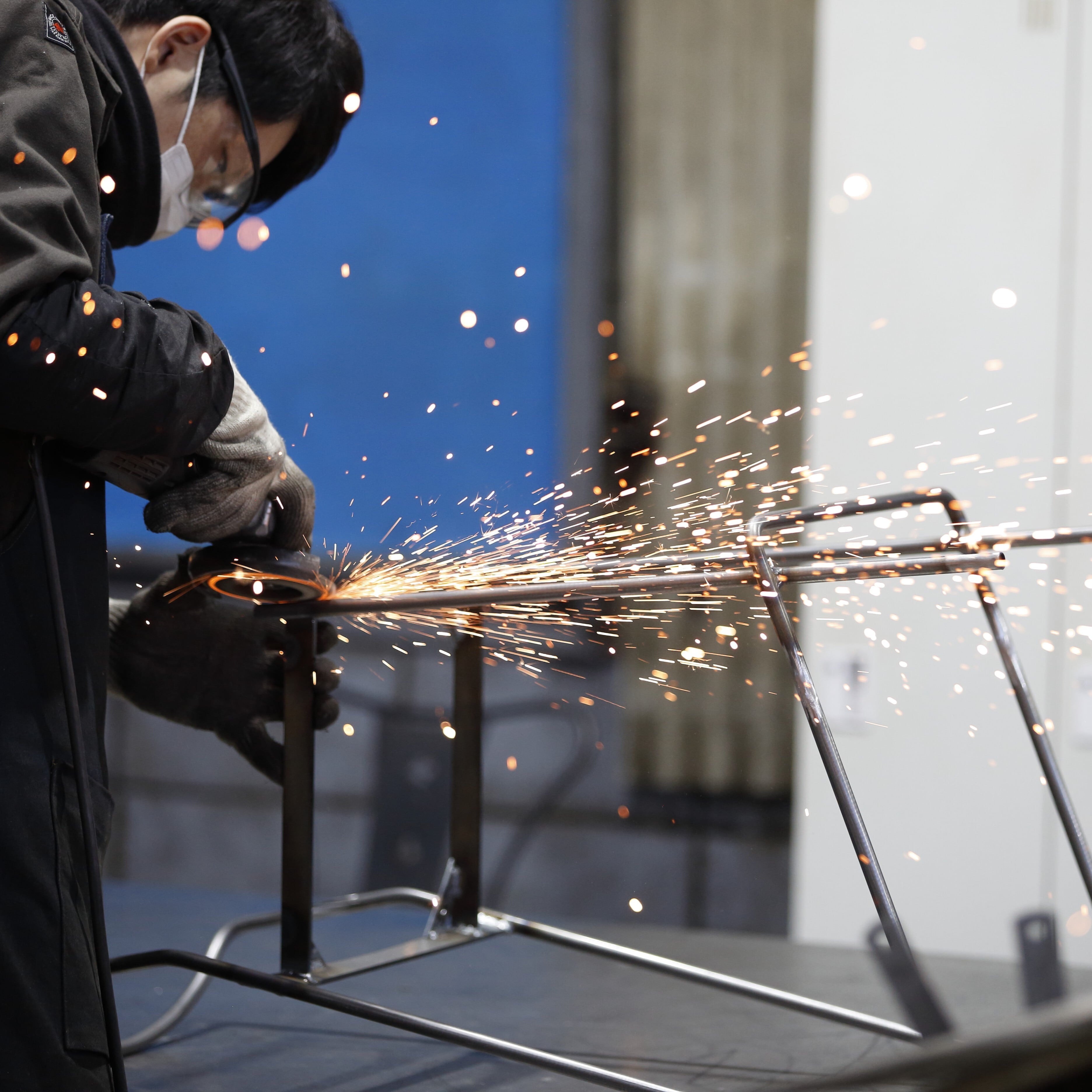 鉄が描く、ひとふで書きの美しさ。【feliceカウンターチェア630