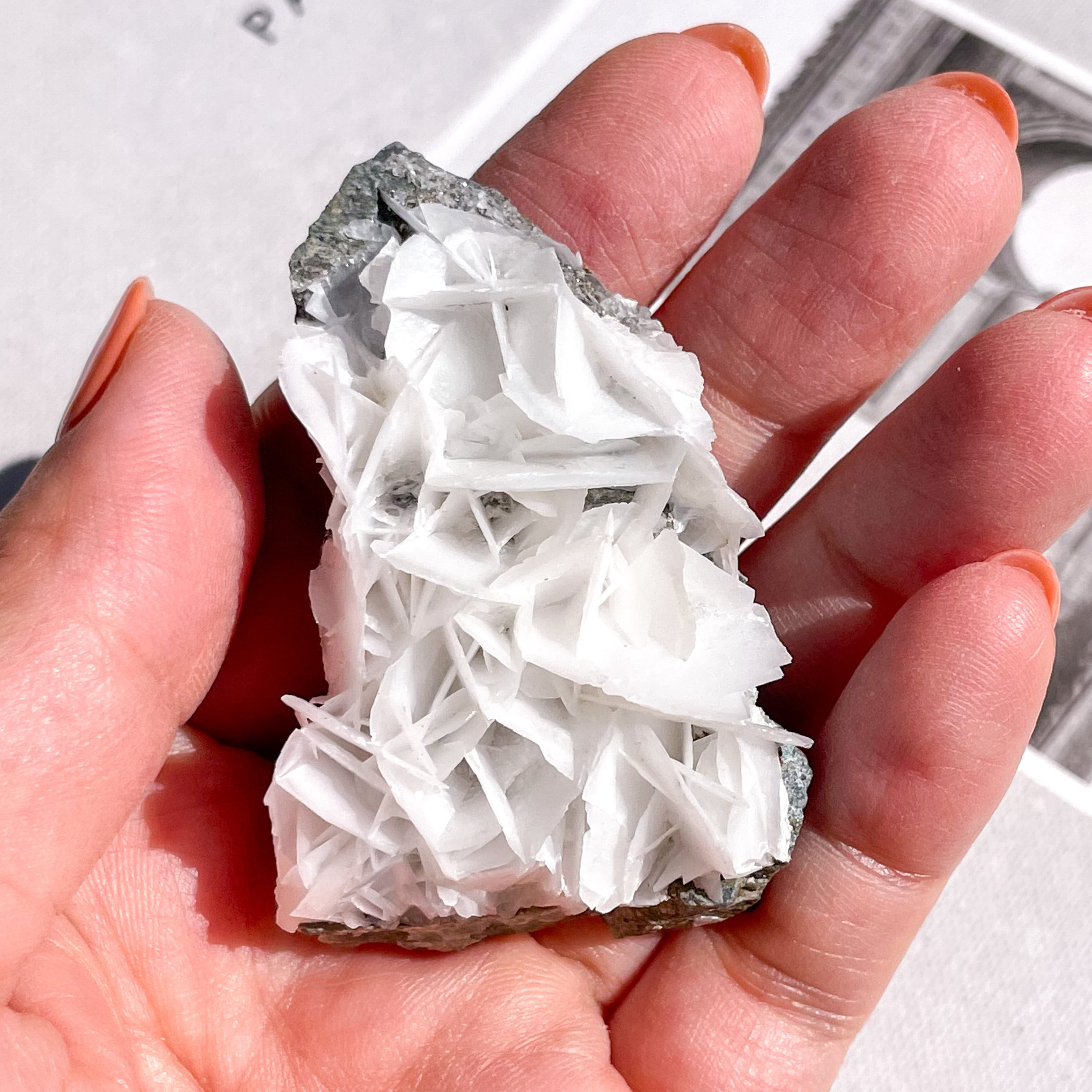 蛍光鉱物！シルバー&カルサイト White Calcite 1 ✧ ホワイトカルサイト (UV蛍光) | FLUXY