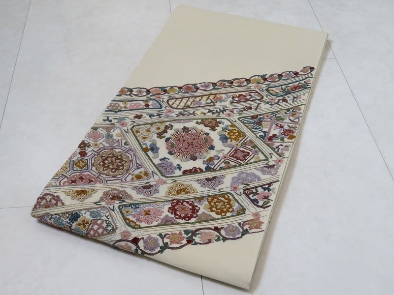 相良刺繍 牡丹 華紋 名古屋帯 金糸 生成り色 白 217 | kimono Re 相良刺繍 牡丹 華紋 名古屋帯 金糸 生成り色 白 217 | kimono Re