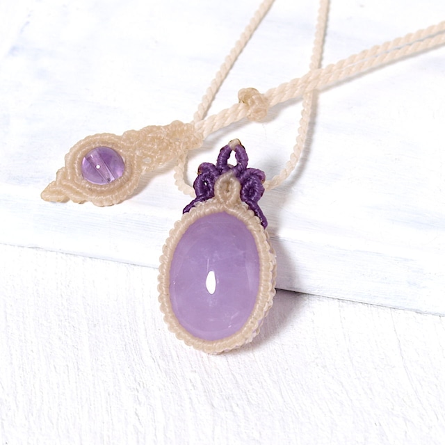 【一点物】ライトカラーアメジストのオーバルルースを包んだマクラメネックレス