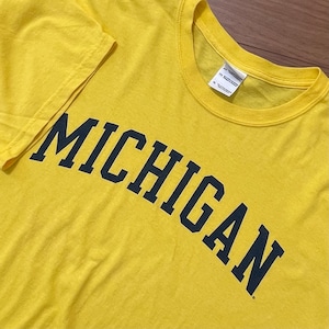 【GILDAN】カレッジ ミシガン大学 MICHIGAN プリントTシャツ アーチロゴ イエロー XL ビッグサイズ us古着