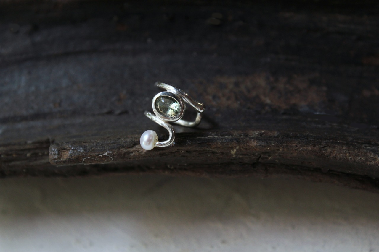 ゾイサイトと淡水パールのイヤーカフ