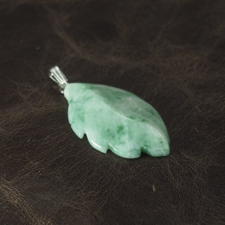 ハンドメイドの糸魚川翡翠トップ　ペンダントトップ 糸魚川翡翠 金山谷 緑まだら リーフペンダントトップ 3.6g Green