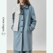 青の輪郭を刻む線：ストライプロングコート《XU0280》