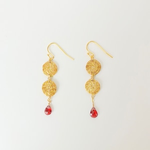 【ビオジュエリー】 黄金の草 カッピンドウラード ピアス&イヤリング ラウンドのガーネット