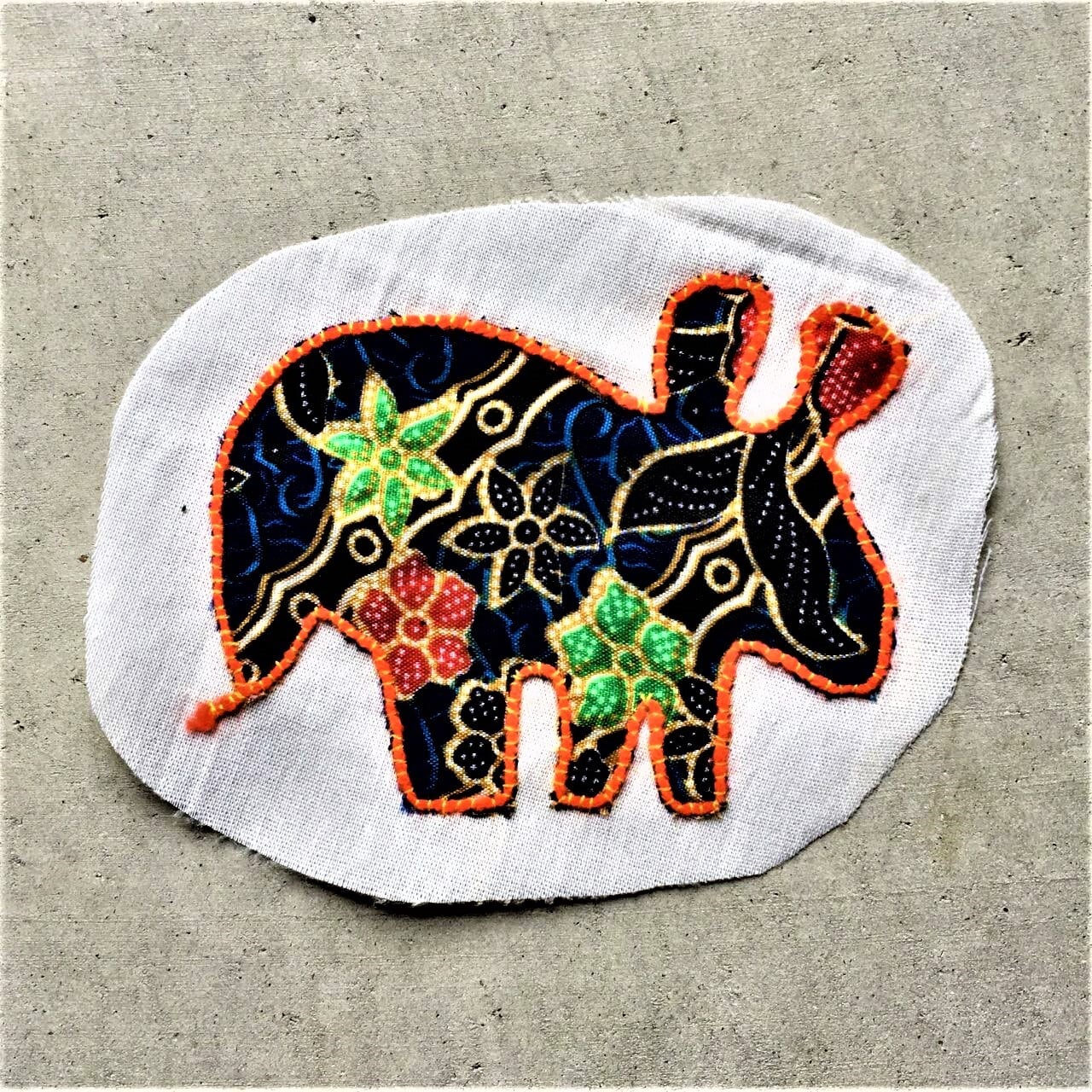 手刺繍アップリケ どうぶつ トライバル×オレンジ（4439） | chaokao