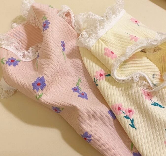 ドッグ 犬 小型犬 ドッグウェア 室内着 ベスト スリム ストレート スマート フリル 袖無し 肩出し お花 薄手 レース きれいめ シンプル 上品 おしゃれ レトロ モダン かっちり ラブリー フェアリー ベーシック プレッピー シンプル フレンチ シック 花柄 フラワー 柄 春 夏 秋 ロングシーズン サマーシーズン 春服 夏服 秋服 男の子 女の子 成犬 お出かけ 旅行 公園 休日 カフェ 庭 ガーデン 散歩 ウォーキング 室内 おうち 重ね着 楽ちん 普段使い 清楚 定番