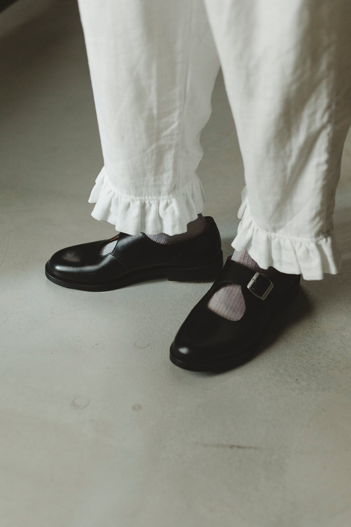 裾フリルリネンイージーパンツ（オフホワイト, ブラック）｜Easy frill