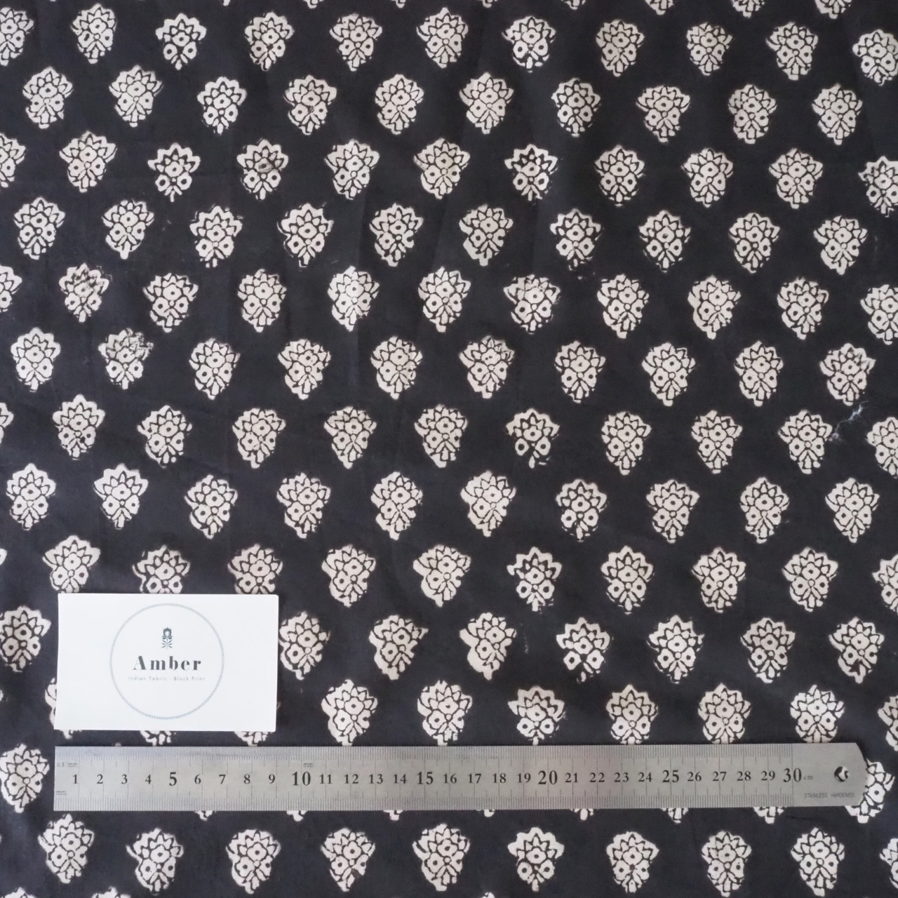 ブロックプリント生地【50cm単位】インド綿 小花柄 黒×生成り #37910-BK1