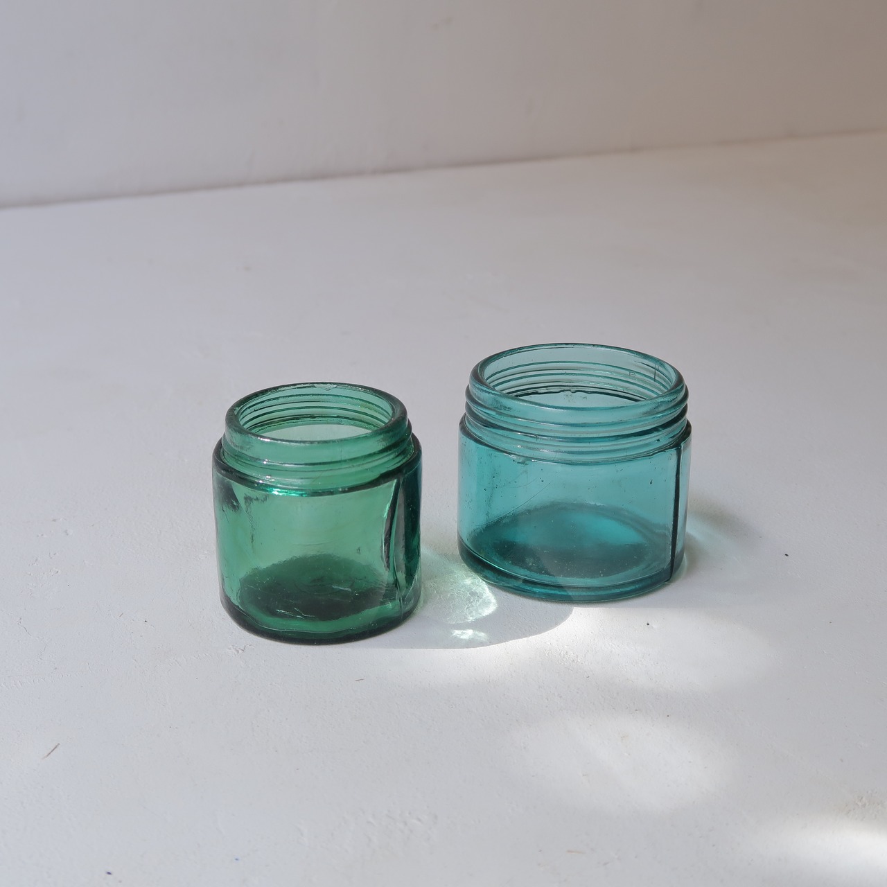 ブルーとグリーンの空き瓶