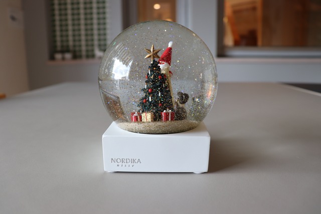 Nordika Nisse/ノルディカニッセ　クリスマススノードーム/飾りつけをするサンタとイヌ