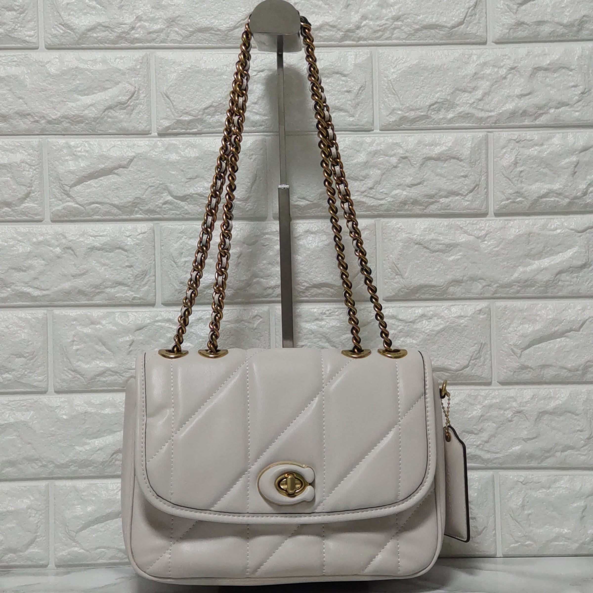 COACH コーチ　ショルダーバッグ　 2403IMCHKホワイト　シグネチャー