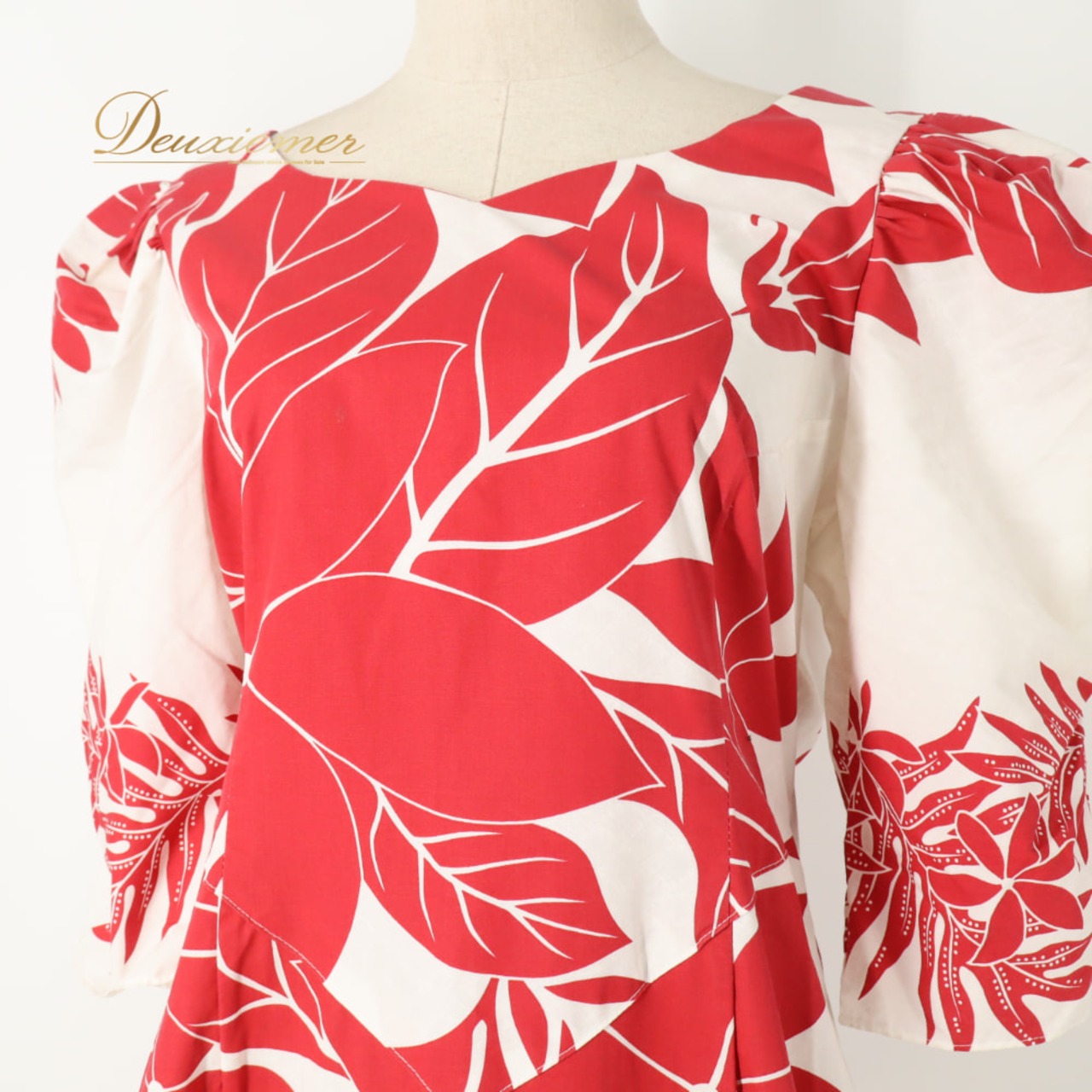 フラダンス 衣装 T&L MUUMUU FACTORY ムームーファクトリー ワンピース ドレス ホワイト系 ティアレ柄 花柄 植物柄 ハワアインプリント ハワイアン アロハ フラ ダンス レッスン 練習 ハワイアンダンス フレアスカート 白 赤 レッド系 華やか 鮮やか かわいい おしゃれ アシンメトリー