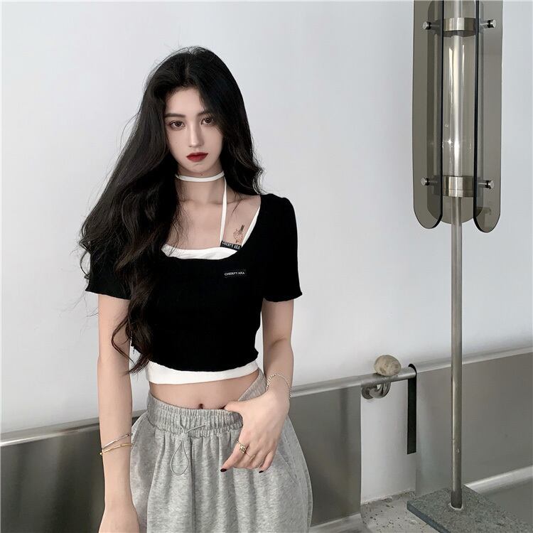 小さな白いスリングを折りたたんで、下にノースリーブのキャミソールが付いた女性用サマーホルターネックとショートトップ ブラックストロベリース71392832935