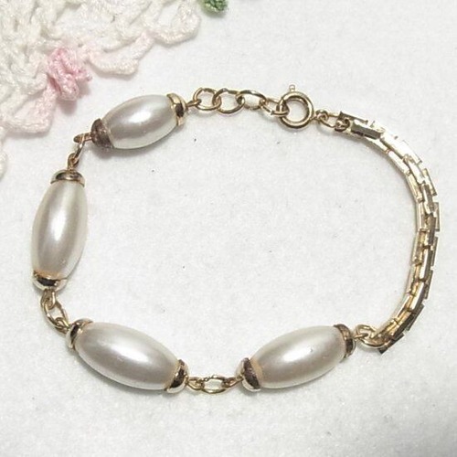 白いプラスティックのオーバルビーズのブレスレット　アクセサリー卸値以下でセール　K1741BR