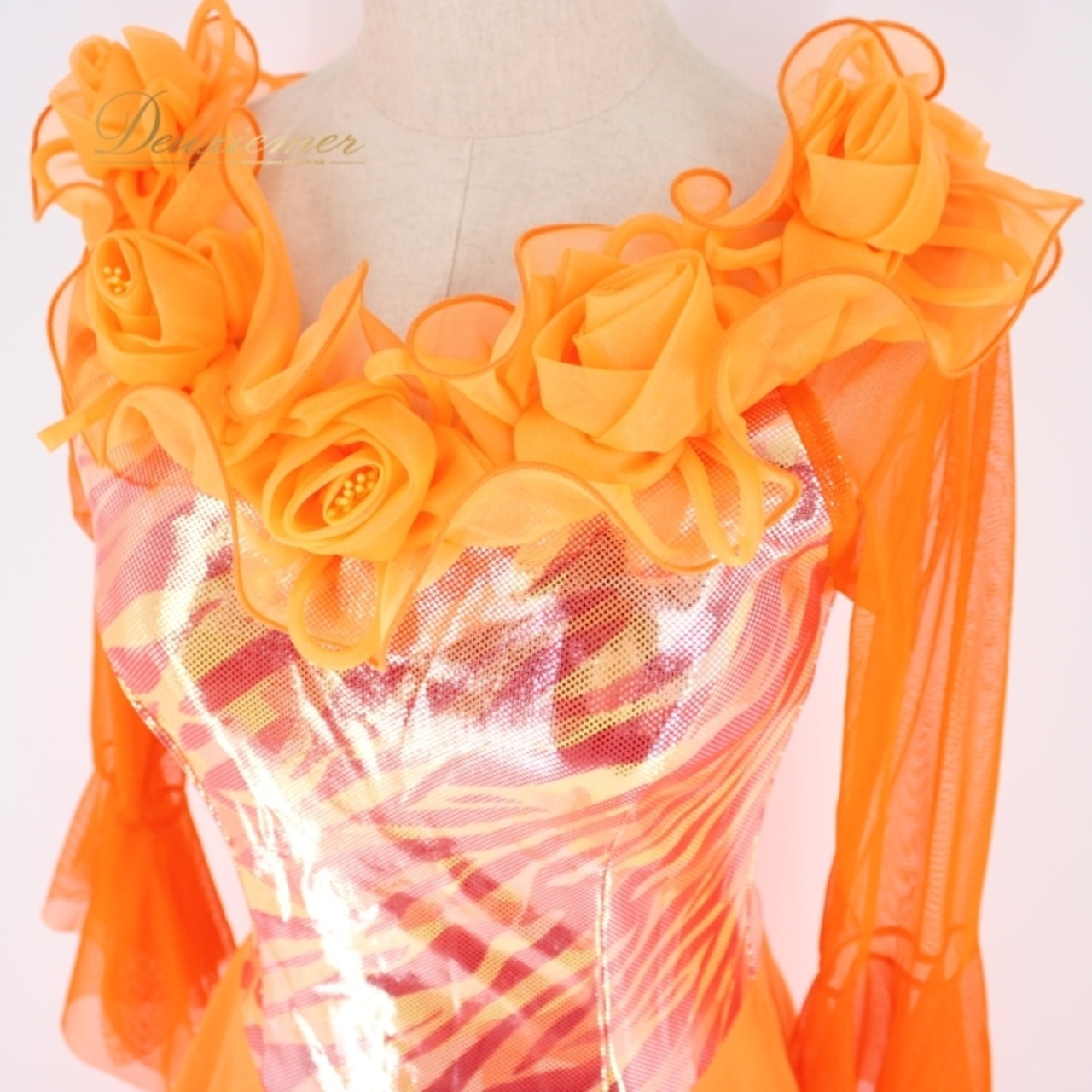 社交ダンス 衣装 スタンダード ドレス ワンピース パーティドレス Create-Sun クリエイトサン オレンジ系 コサージュ キラキラ 光沢感 デモ 夕日 輝き ダンス映え セクシー フェミニン 軽やか ステージ衣装 おしゃれ 体型カバー シンプル シルエット レトロ キュート ジャズ ダンスパーティー 派手目