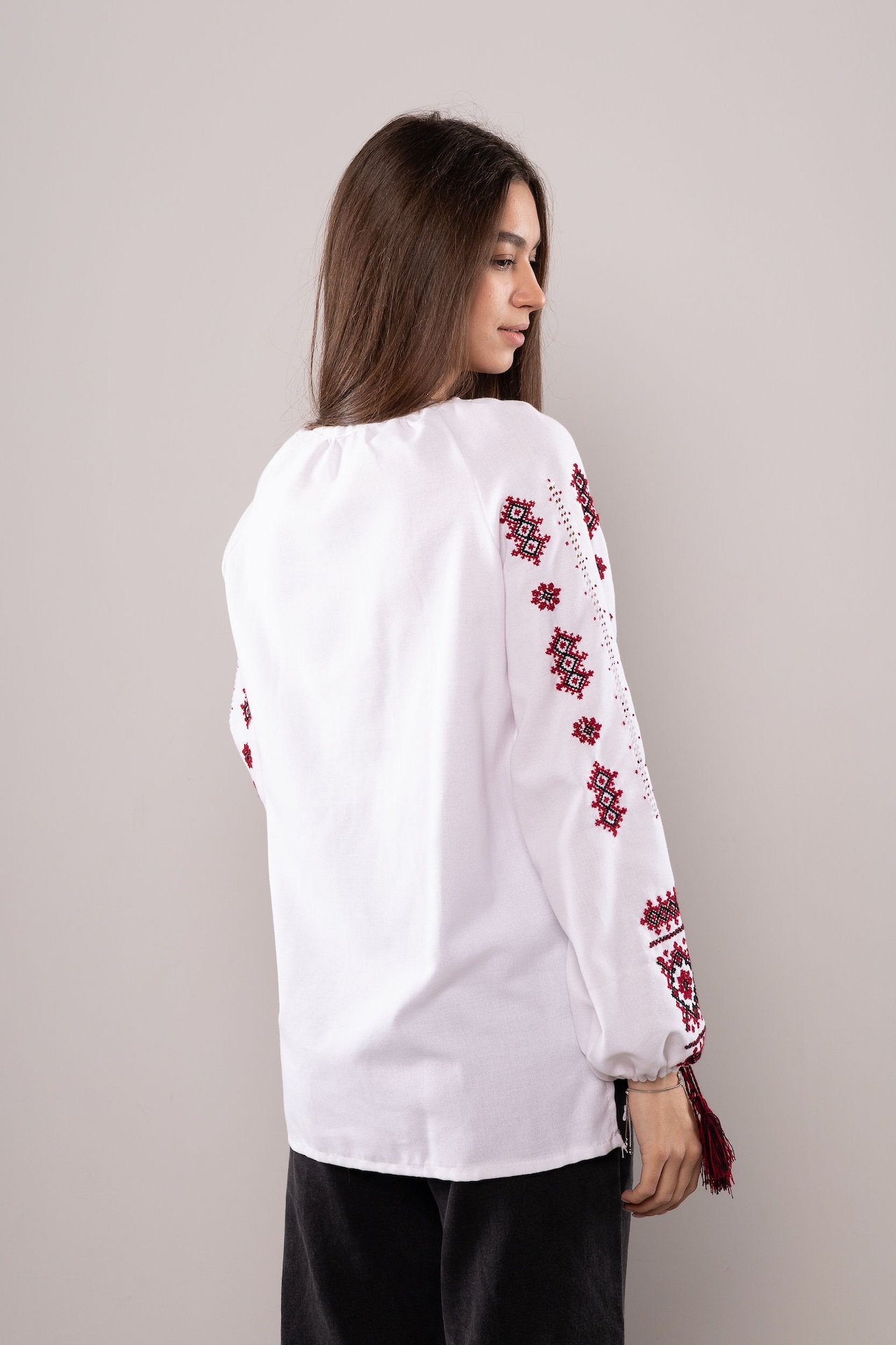 ウクライナ刺繍ヴィシヴァンカ・クラシック　ドニプロ　手刺繍　麻　レディース・フリーサイズ - 9