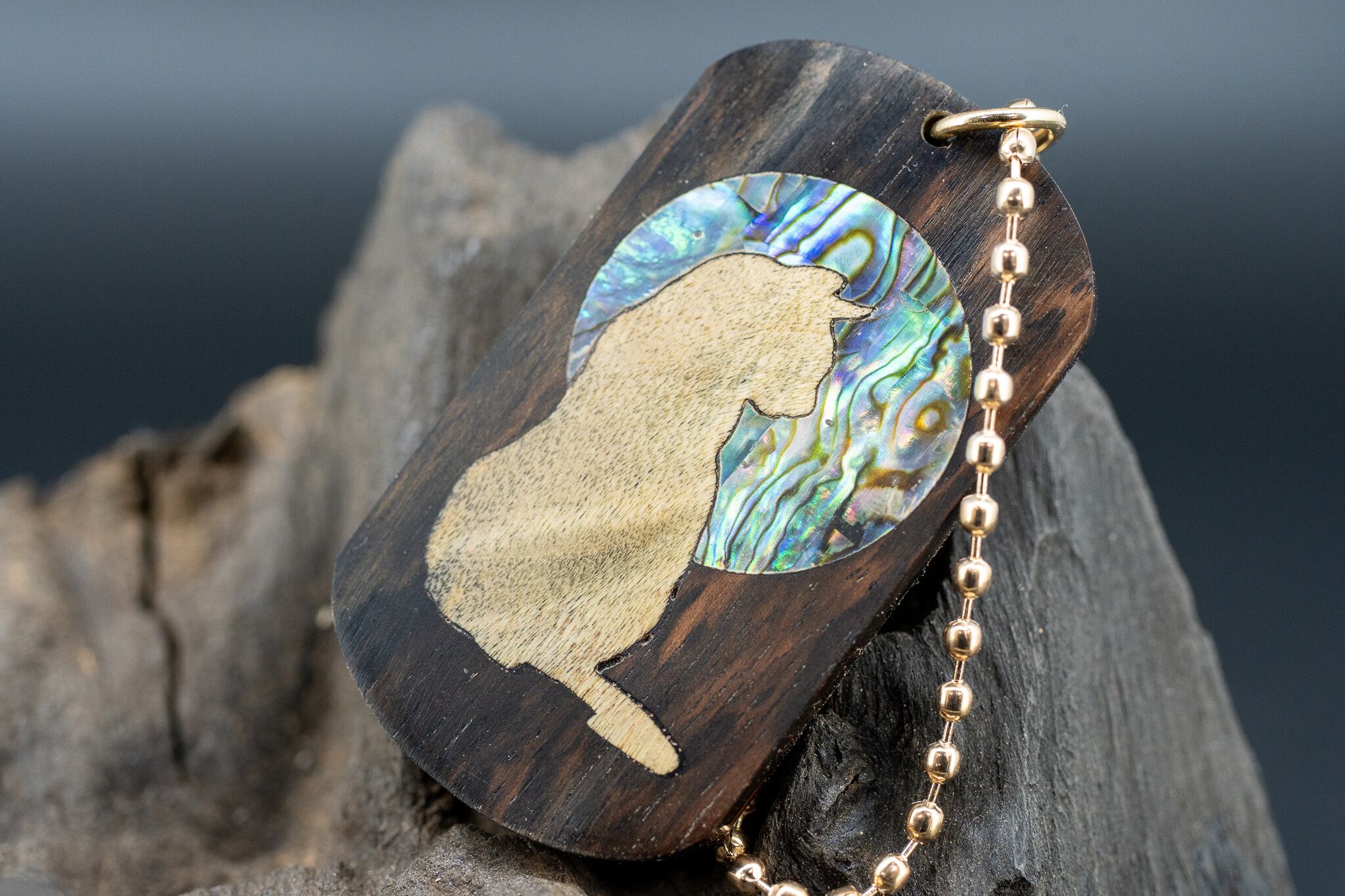 【 染色の美 】 ムンエボニー ドッグタグ 象嵌 横を向く上品な猫