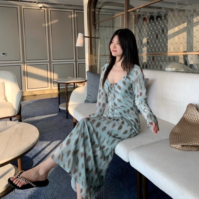 【予約販売】ワンピース レディース 長袖 総柄 Vネック フレア ブルー ロングワンピース こなれ感 パーティー 結婚式 ワンピ 大人可愛い ドレス エレガント上品 韓国 S/M/L