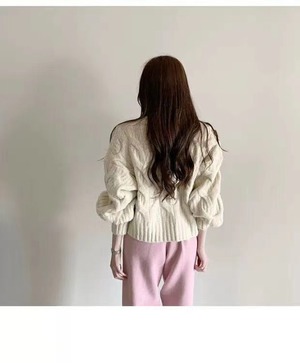 ラウンドネックケーブル編みニット