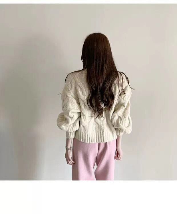 ラウンドネックケーブル編みニット