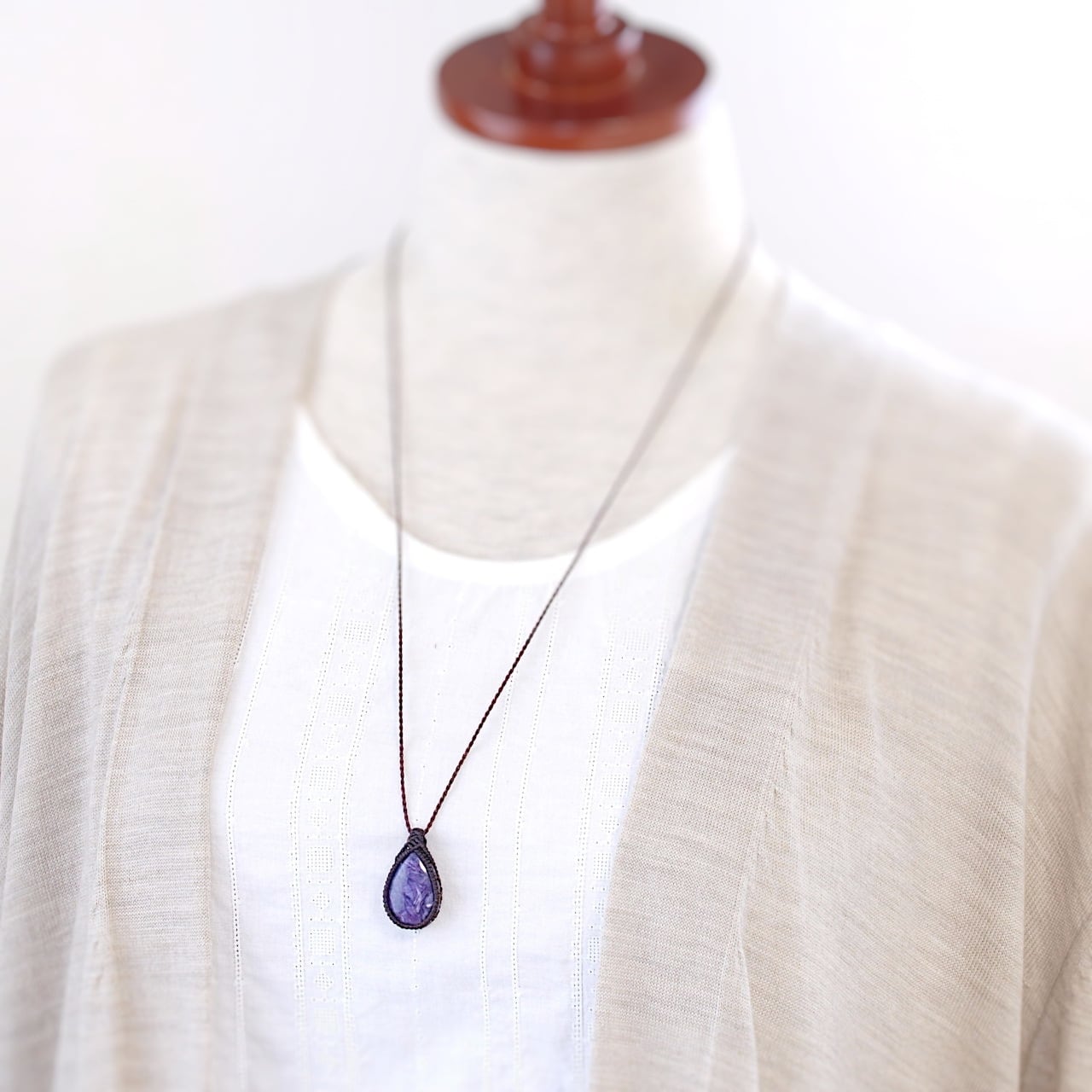 一点物】チャロアイトのドロップルースを包んだマクラメネックレスNo