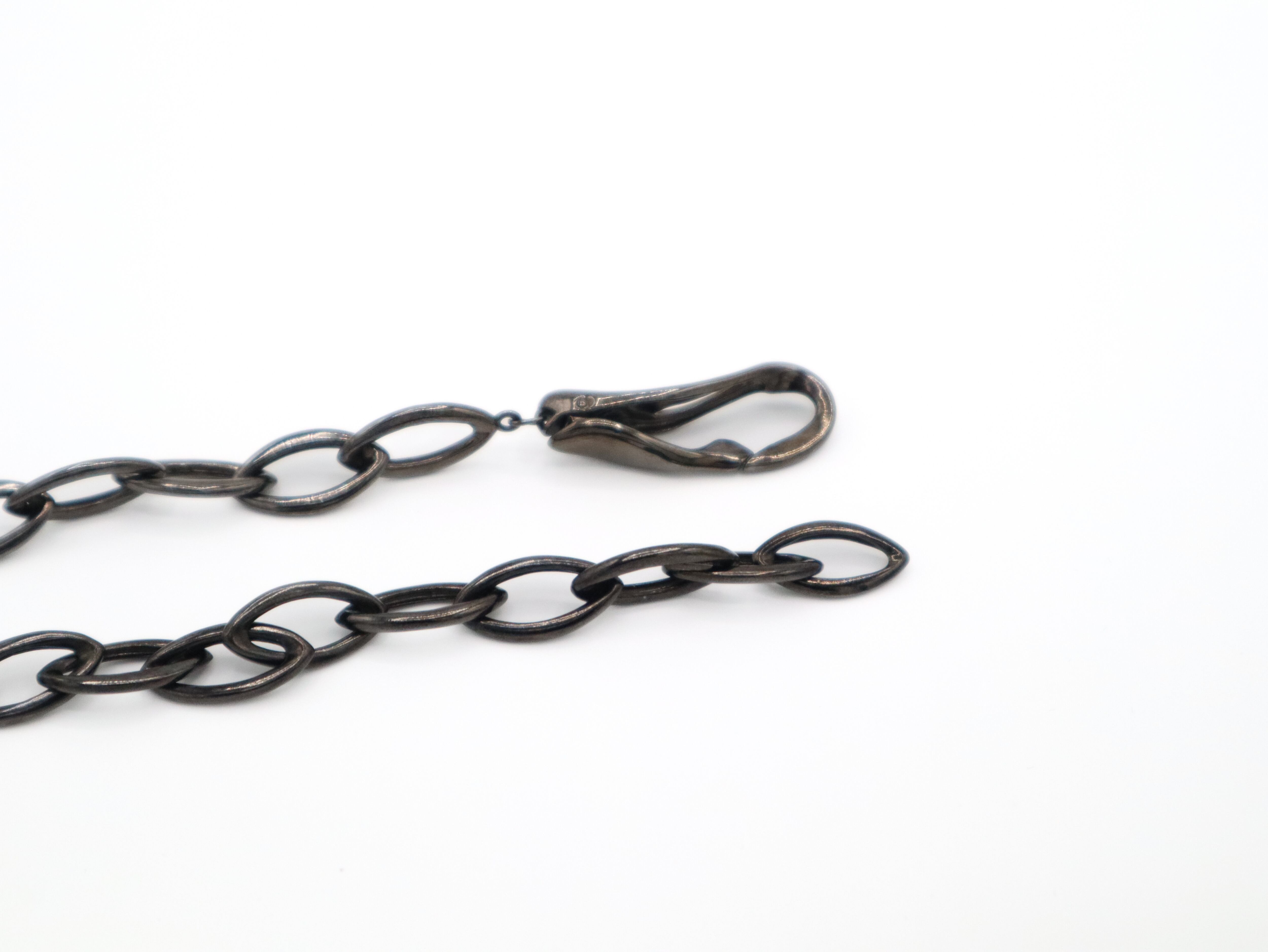 ネックレスパーツ 黒　おまけ付き！！ 再販50ヶ超！四葉クローバー 黒白両面使い キラキラペンダントトップ