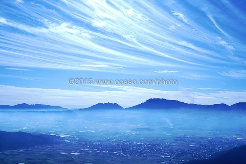 雲海に囲まれた阿蘇山の風景