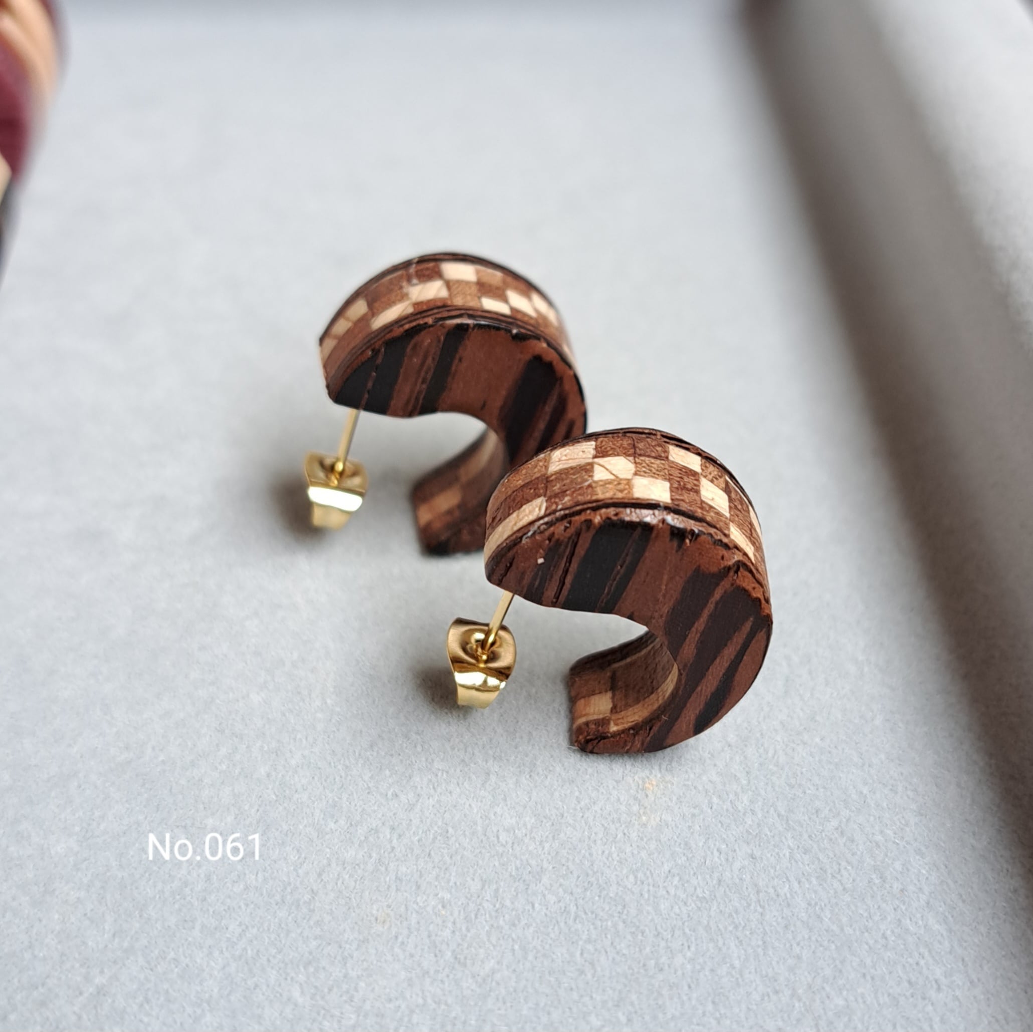 061・085・088・104・106・113 寄木月型ピアス | mo.ku.me.no.