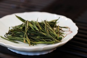 【安吉白茶】：茶通好みの茶とも言われ、日向の匂いがするような淡い味。