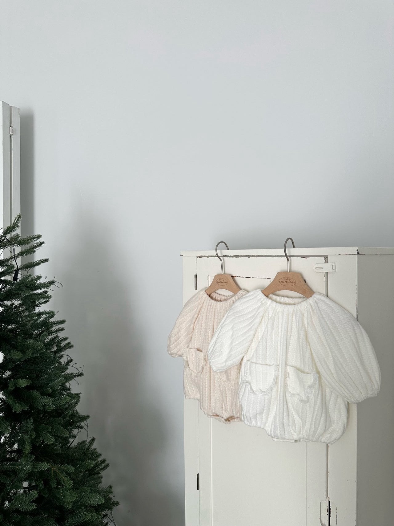 【即納】ニットボンボンロンパース / monbebe