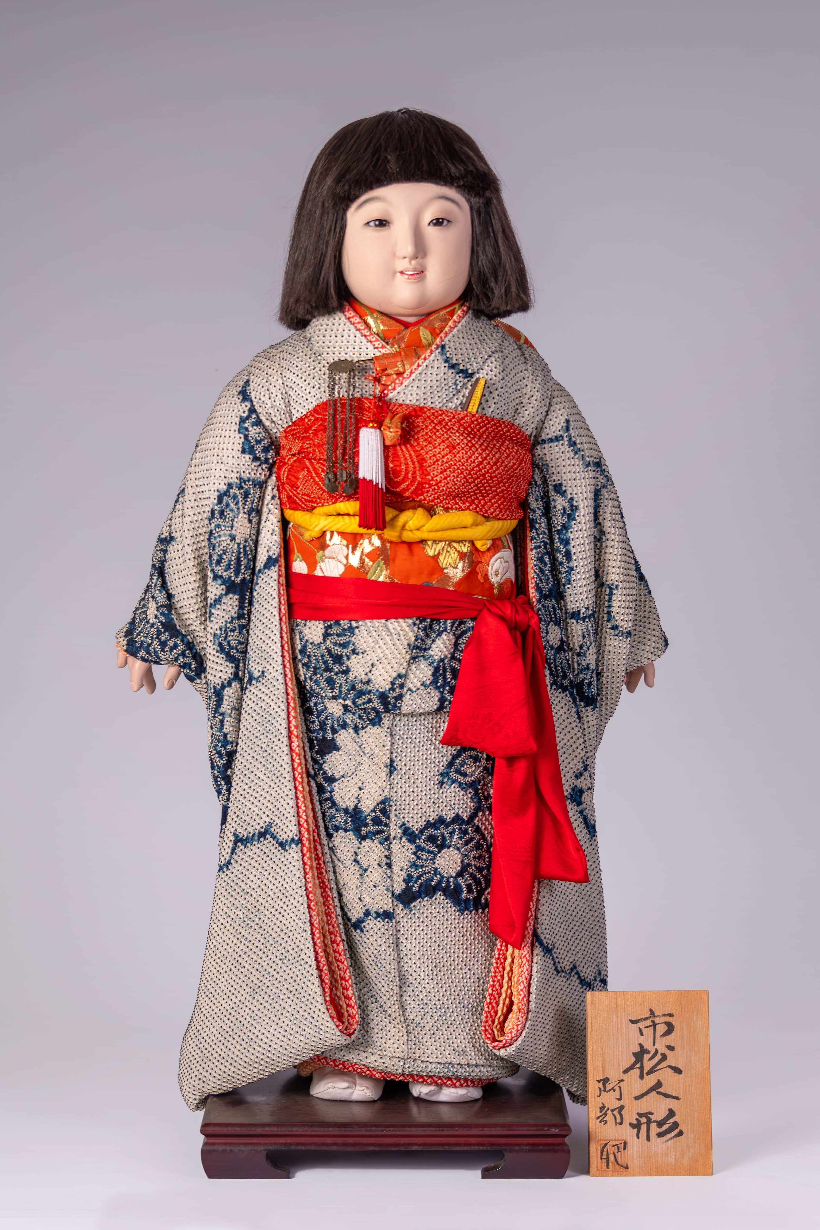 阿部肥 作「市松人形 ひとよしちゃん」｜2004年制作｜人吉名所図絵振袖