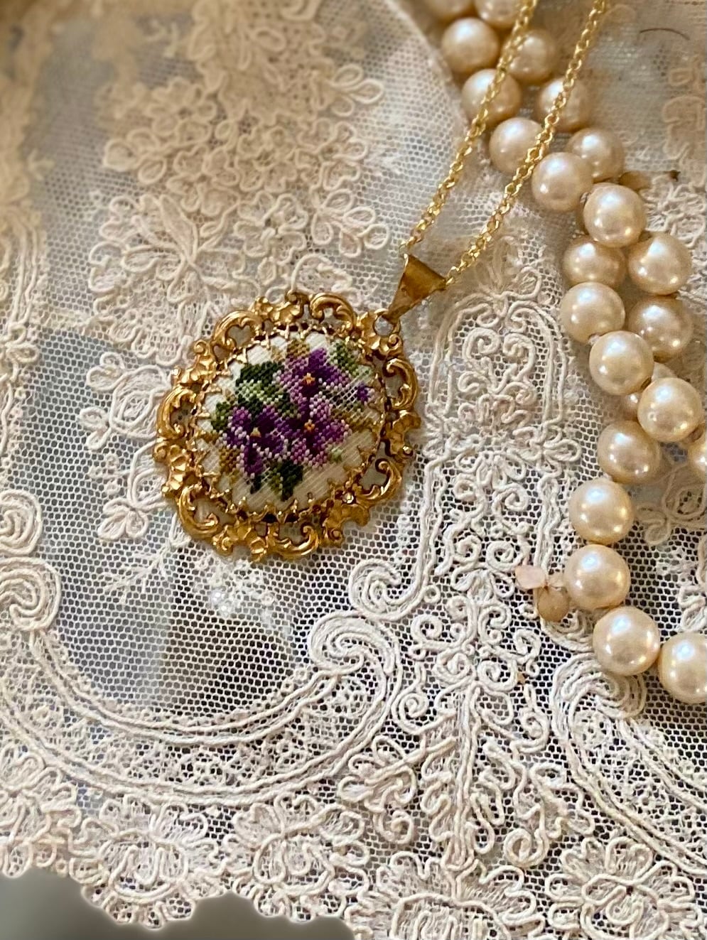 スミレのプチポワンペンダント